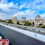 Boulevard View 2br In Old Town Apartment Bucharest