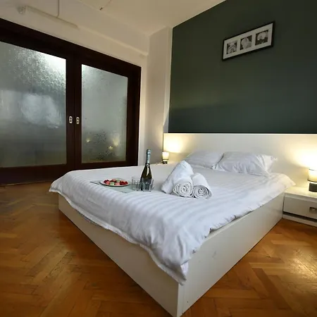 Boulevard View 2br In Old Town Bukurešť