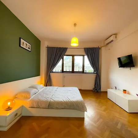 Boulevard View 2br In Old Town Апартаменти *