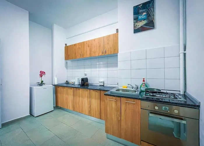 Apartment Boulevard View 2br In Old Town Bukarest