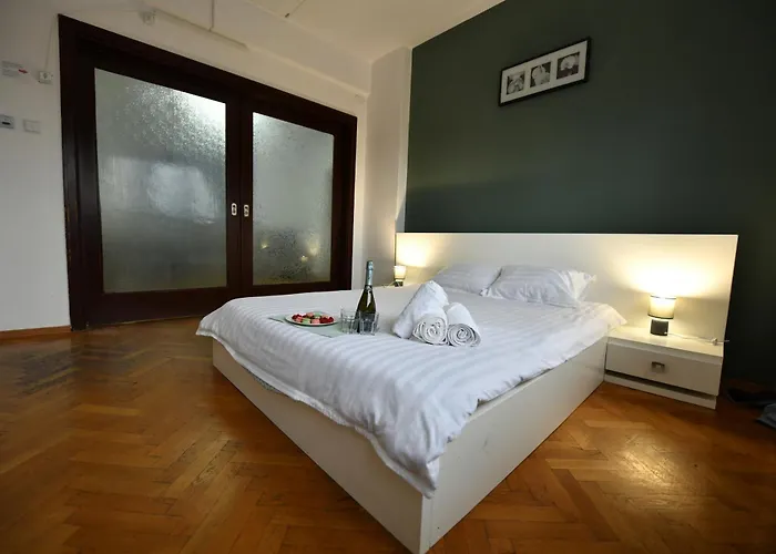 Boulevard View 2br In Old Town Bukarest