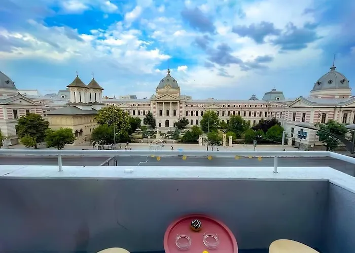 Boulevard View 2br In Old Town Apartman